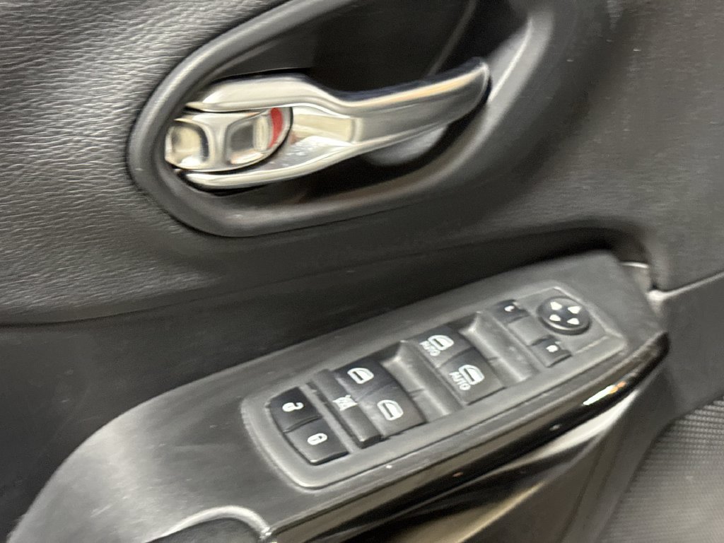 Used 2020 Jeep Cherokee Latitude Plus AWD/4WD image 20