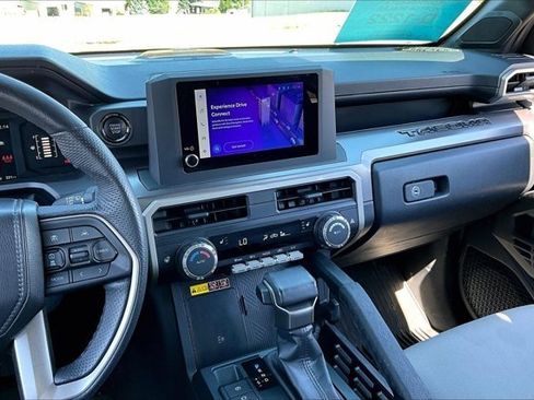Used 2025 Toyota Tacoma SR5 AWD/4WD image 10