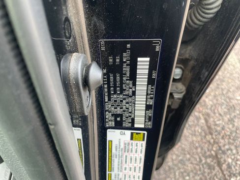 Used 2025 Toyota Corolla Cross LE image 28