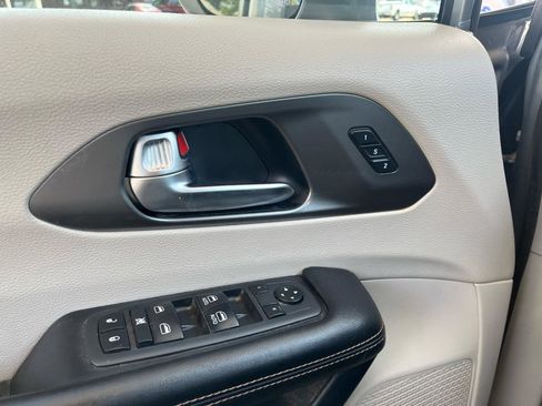 Used 2020 Chrysler Pacifica Touring-L image 18