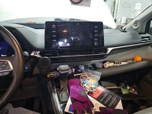 Used 2021 Toyota Sienna Limited image 4