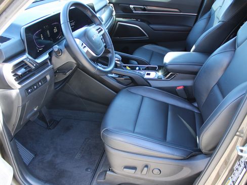 Used 2024 Kia Telluride S image 11