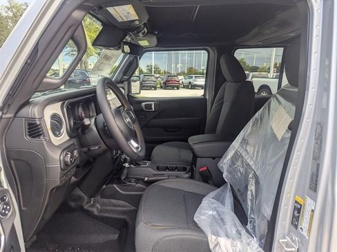 Used 2024 Jeep Wrangler Sahara w/ Technology Group image 4