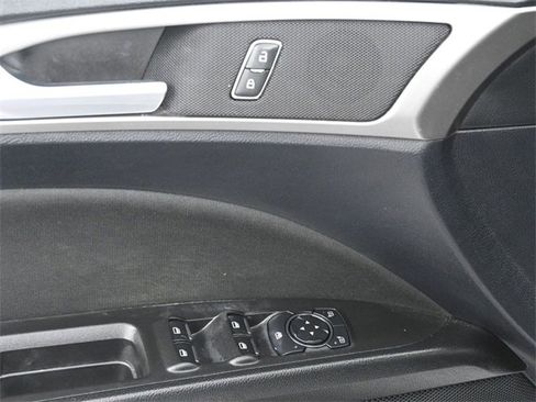 Used 2019 Ford Fusion SE image 10