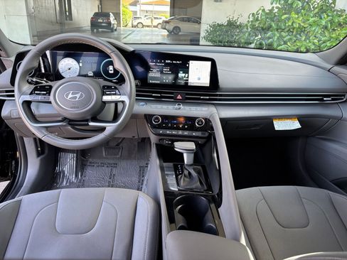 Used 2025 Hyundai Elantra SEL FWD image 34