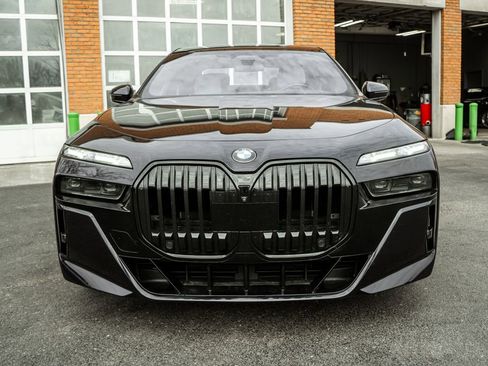 Used 2023 BMW 760i xDrive w/ Executive Package image 37