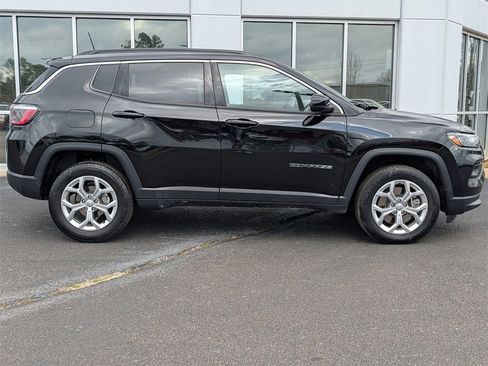 Used 2024 Jeep Compass Latitude image 3