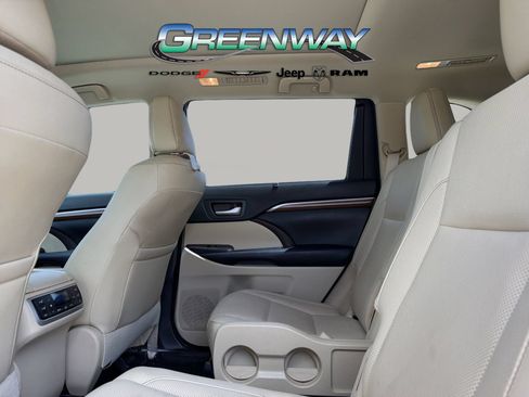 Used 2019 Toyota Highlander Limited Platinum FWD image 17