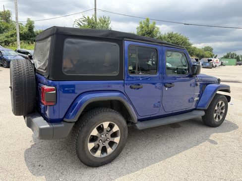 Used 2018 Jeep Wrangler Unlimited Sahara AWD/4WD image 7