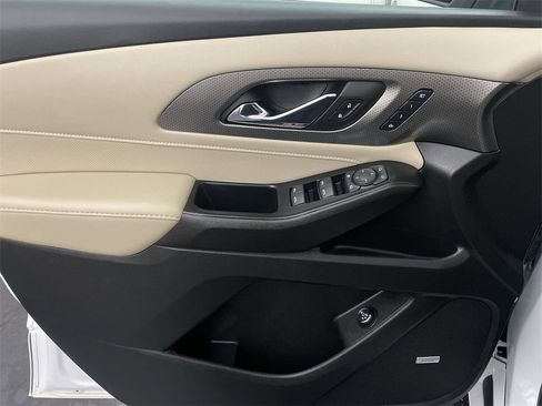 Used 2023 Chevrolet Traverse Premier image 17