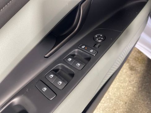 New 2025 Hyundai Elantra Limited image 18