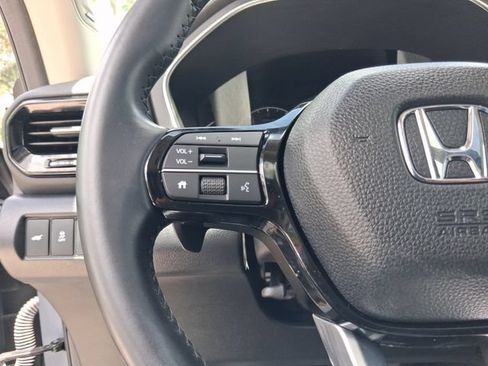 Used 2025 Honda Pilot Touring image 17
