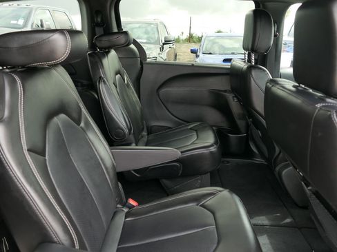 Used 2025 Chrysler Pacifica Select image 21