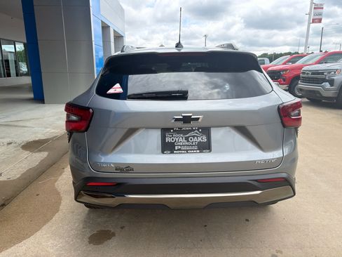 New 2026 Chevrolet Trax ACTIV w/ Sunroof Package FWD image 5