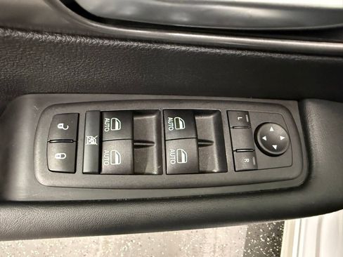 Used 2025 Chrysler Pacifica Select FWD image 10