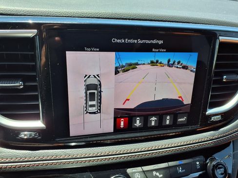 Used 2026 Chrysler Pacifica Pinnacle w/ Trailer Tow Group FWD image 6