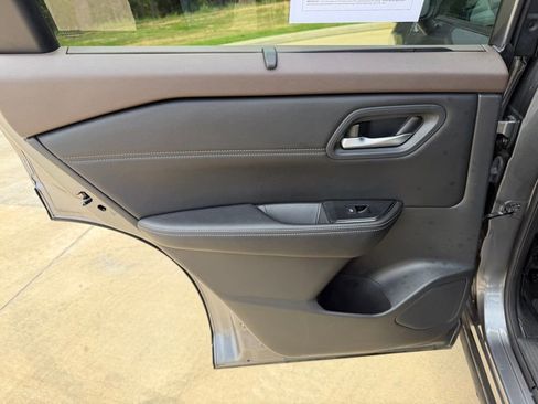 Used 2023 Nissan Rogue SV w/ SV Premium B Package FWD image 12