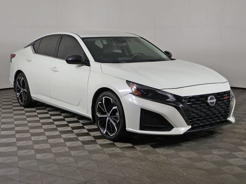 Used 2023 Nissan Altima 2.5 SR FWD image 2