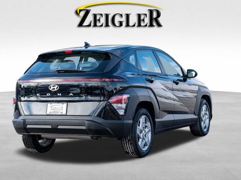 Certified 2025 Hyundai Kona SE image 7