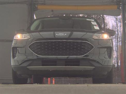 Used 2022 Ford Escape SE image 2