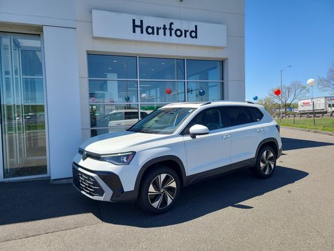 New 2025 Volkswagen Taos SE image 1