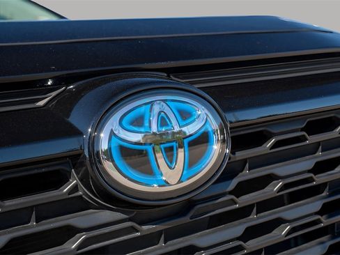 Used 2022 Toyota RAV4 XLE Premium image 3