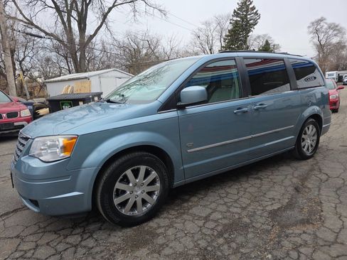 Used 2009 Chrysler Town & Country Touring image 2