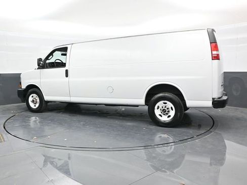 Used 2021 GMC Savana 2500 Extended RWD image 4