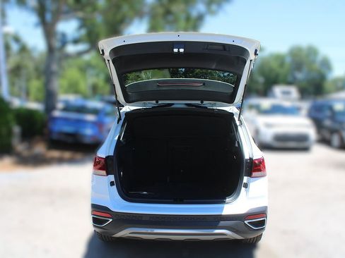 Used 2023 Volkswagen Taos SE w/ Panoramic Sunroof Package FWD image 9