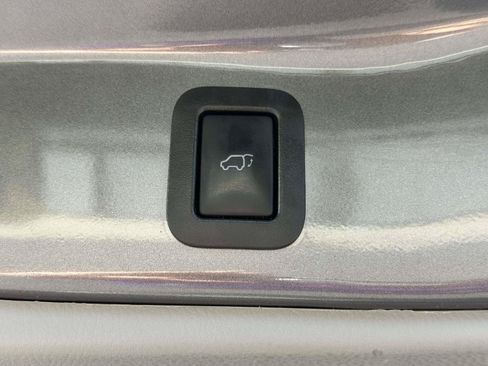 Used 2018 Toyota Highlander XLE FWD image 9