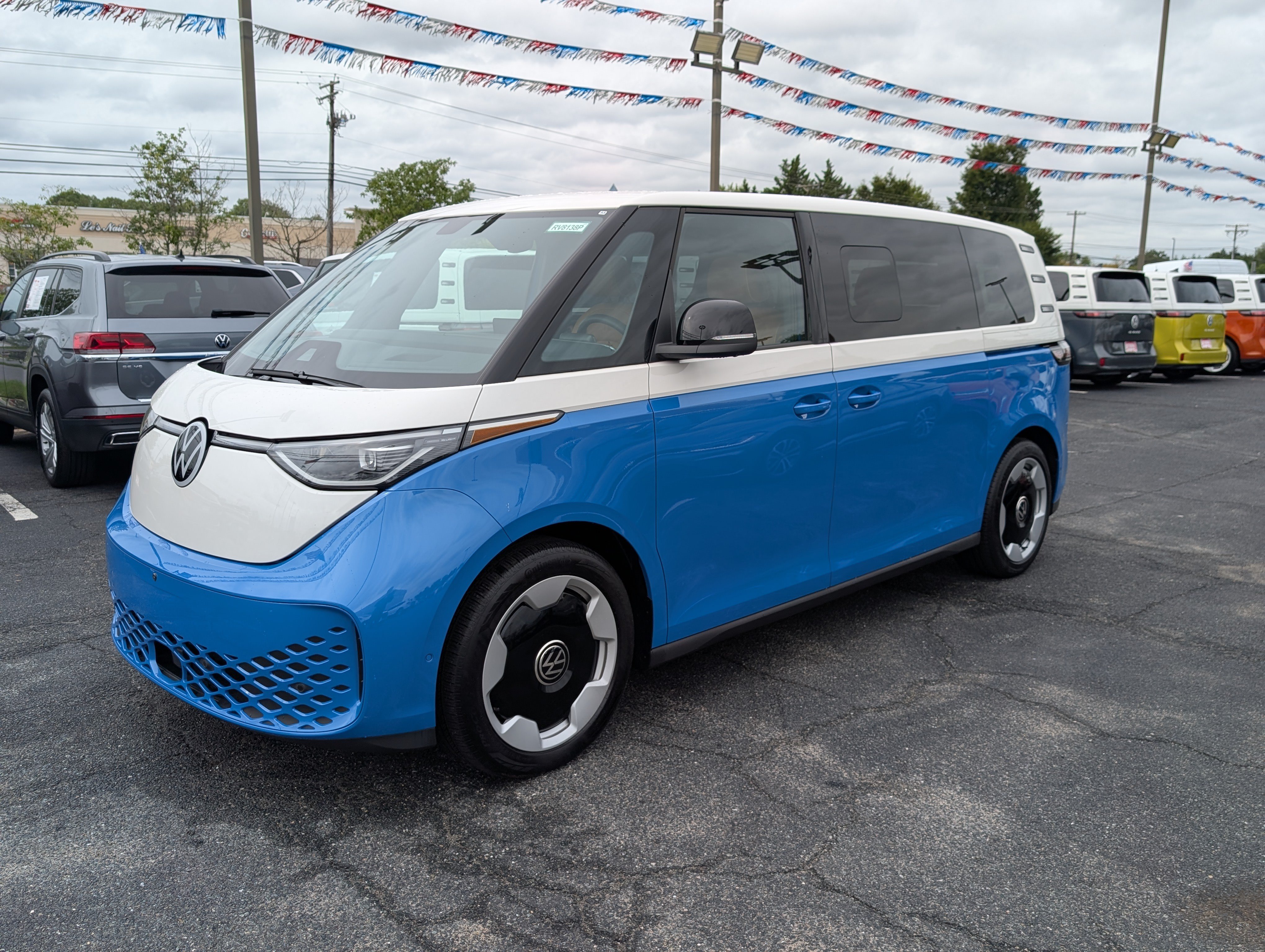 Used 2025 Volkswagen ID. Buzz Pro S Plus w/ Cupholders Package AWD/4WD image 7