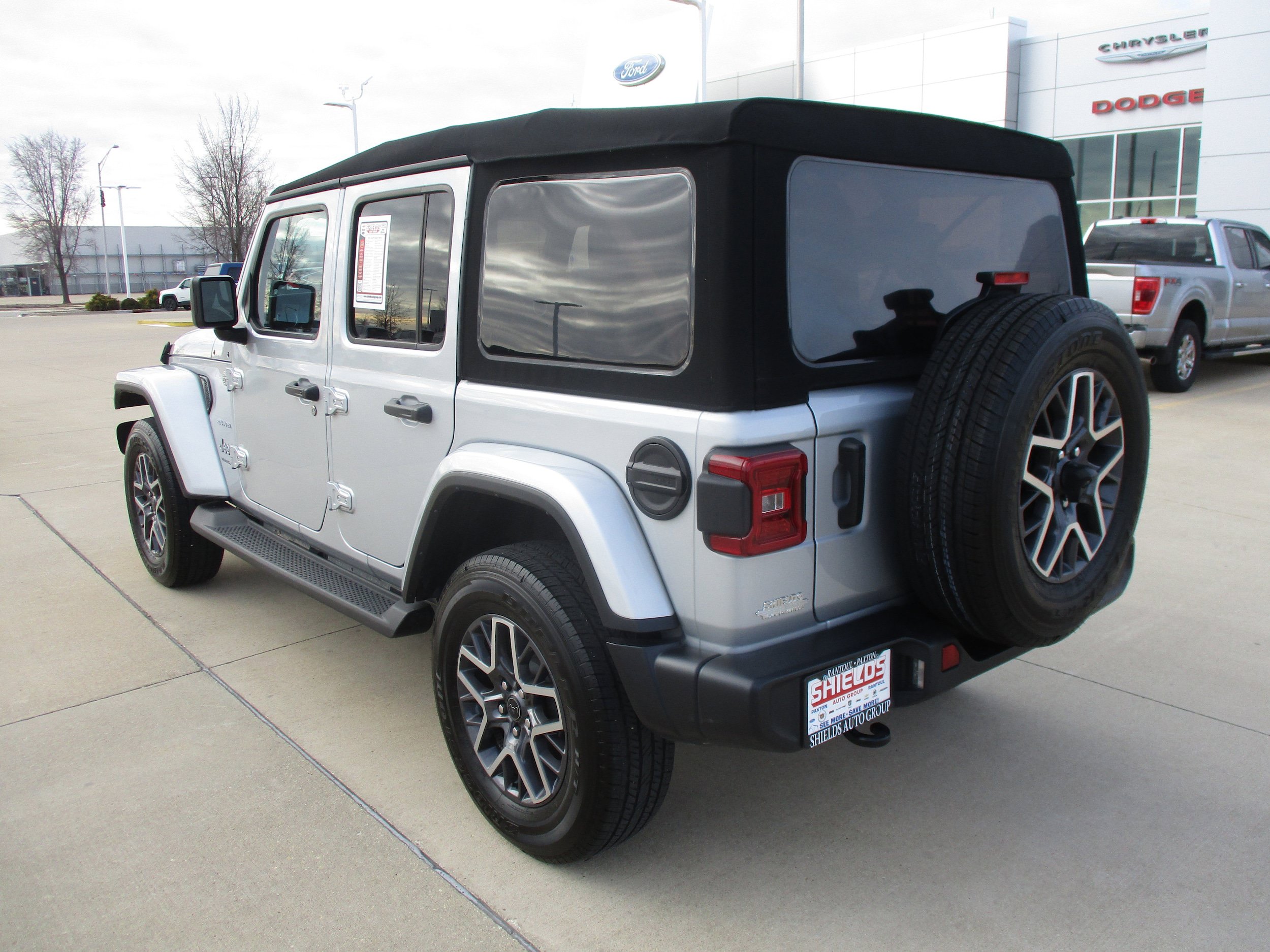 Used 2024 Jeep Wrangler Unlimited Sahara AWD/4WD image 4