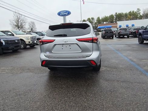 Used 2022 Toyota Highlander XLE AWD/4WD image 19