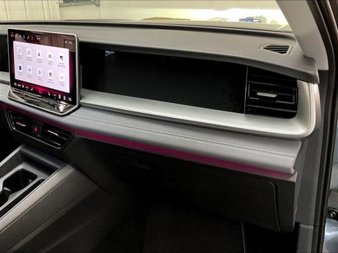 Used 2025 Volkswagen Tiguan SE w/ Panoramic Sunroof Package image 17