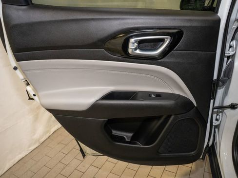 Used 2023 Jeep Compass Limited image 9