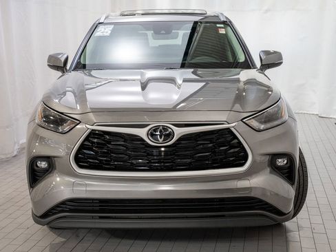 Used 2025 Toyota Highlander XLE image 2