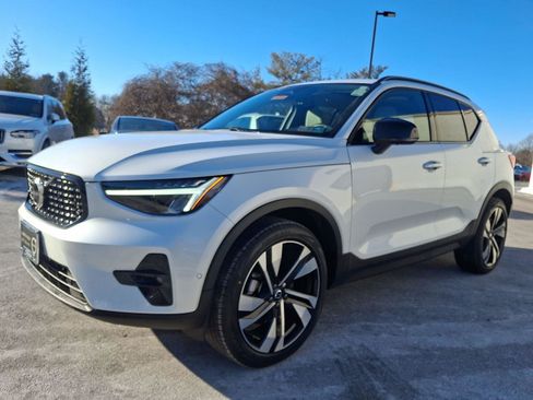 Certified 2024 Volvo XC40 B5 Plus w/ Protection Package Premier image 3