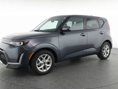Used 2025 Kia Soul LX w/ LX Technology Package FWD image 3