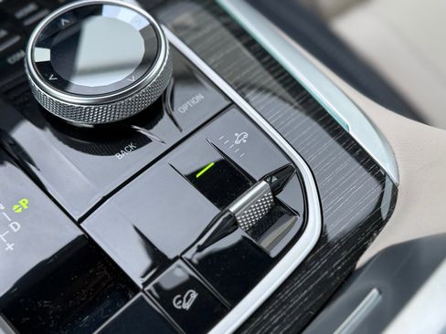 Used 2022 BMW X7 xDrive40i w/ M Sport Package image 26