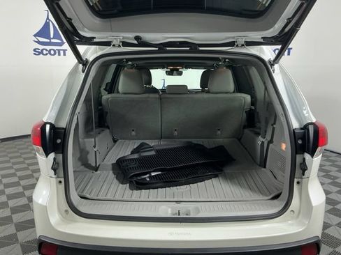 Used 2019 Toyota Highlander XLE AWD/4WD image 22