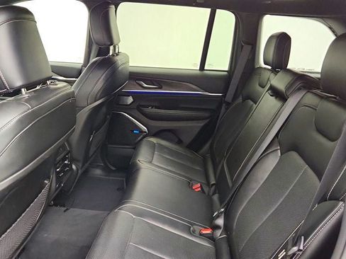 Used 2023 Jeep Grand Cherokee Overland AWD/4WD image 18