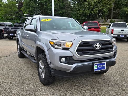 Used 2017 Toyota Tacoma SR5 AWD/4WD image 8