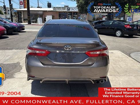 Used 2018 Toyota Camry SE FWD image 12