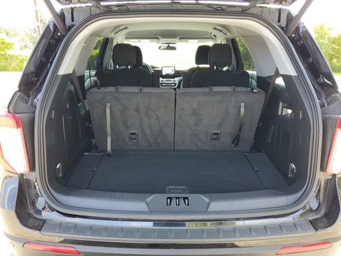 Used 2024 Ford Explorer XLT AWD/4WD image 8