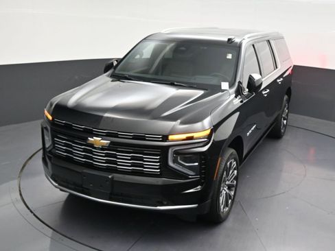 Used 2026 Chevrolet Suburban High Country AWD/4WD image 24
