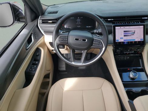 New 2025 Jeep Grand Cherokee Limited RWD image 10