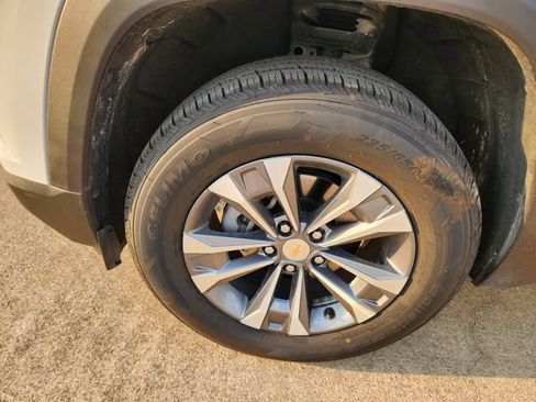Used 2026 Chevrolet Equinox LT FWD image 9