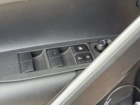 Used 2025 Toyota Corolla Cross XLE FWD image 26