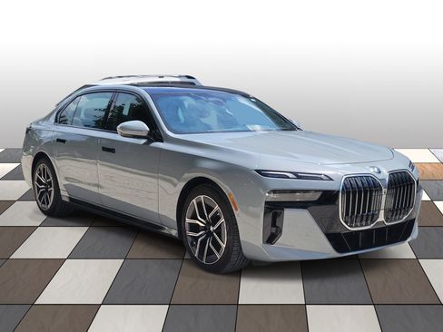 Used 2025 BMW 740i xDrive AWD/4WD image 3