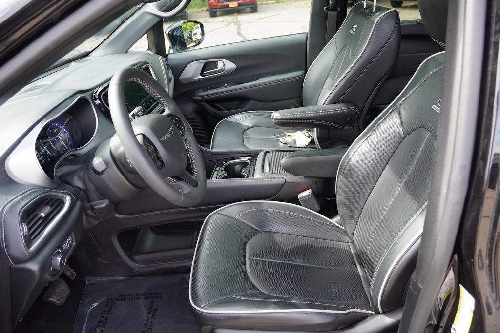 Used 2025 Chrysler Pacifica Limited FWD image 15